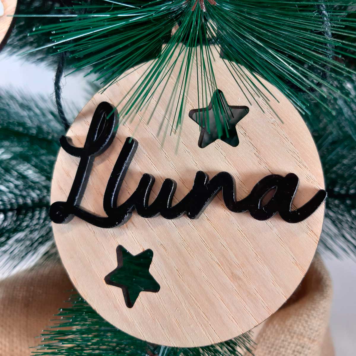 Bola de Navidad Madera 2 Estrellas Personalizada con nombre - Imagen 5